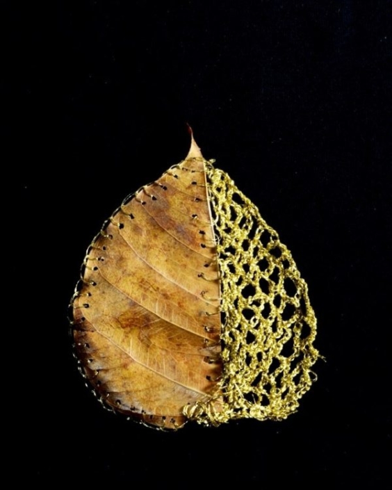 Yael Sapir, sparkle leaf, 2018, found leaf, silver and colored natural fiber